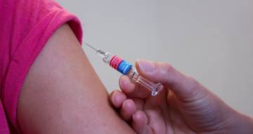 vrouw krijgt vaccinatie in arm