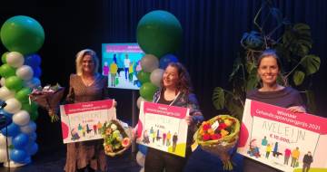 gehandicaptenzorgprijs genomineerden poseren met hun cheque en bloemen