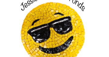 afbeelding van een smiley met zonnebril gemaakt van mozaïek en daarboven de tekst jessica buitelaar fonds