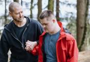 man met beperking die wandelt met begeleider
