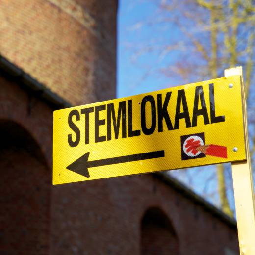 Bord met pijl naar stemlokaal