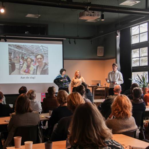 Deelnemers verkennen de methode ‘Ruimte pakken’ tijdens de themadag Kwaliteitskompas in beweging.