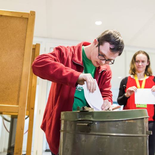 Man oefent met stempas