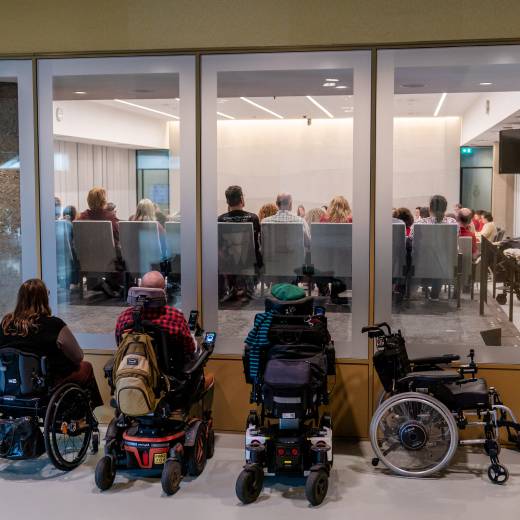 Er is geen plek voor bezoekers in rolstoel bij debat over gehandicaptenbeleid in Tweede Kamer