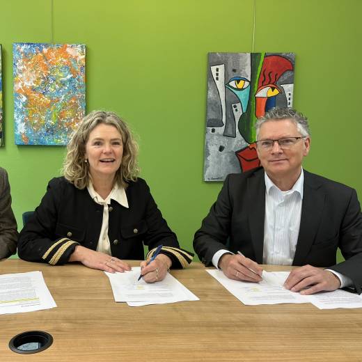 Ondertekening van de intentieverklaring. Van links naar rechts: Gert van Enk (Philadelphia), Charlotte de Schepper (Nationale Zorgreserve/SES) en Theo van Uum (VGN).