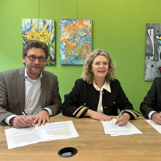 Ondertekening van de intentieverklaring. Van links naar rechts: Gert van Enk (Philadelphia), Charlotte de Schepper (Nationale Zorgreserve/SES) en Theo van Uum (VGN).