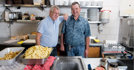 Man bakt patat met client