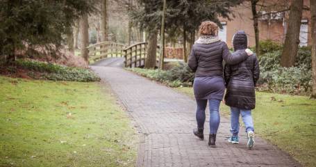 Vrouw loopt pad af met client