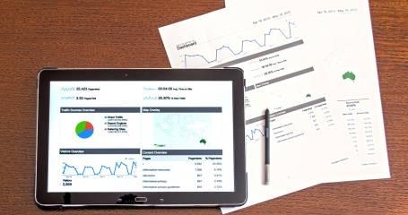 table met data en papieren met pen