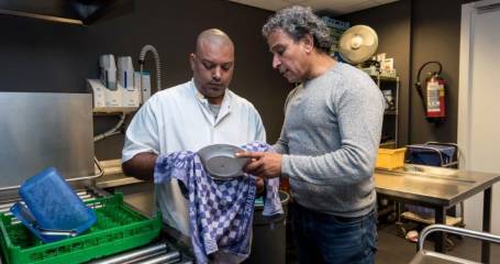 Leerling krijgt uitleg van de praktijkbegeleider
