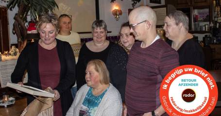 Radar vraagt aandacht voor makkelijke taal met sticker 'ik begrijp uw brief niet'.