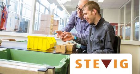 Twee mannen werken samen