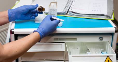 Foto van gehandschoende handen