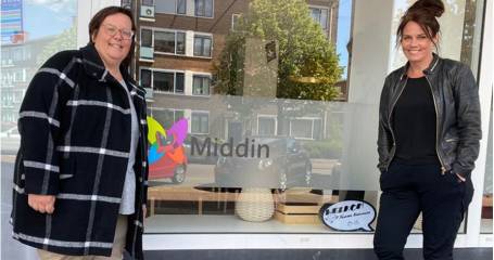 twee vrouwen staan bij het Trefpunt Middin