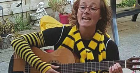 DTZC vrouw speelt gitaar en zingt