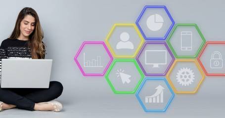 vrouw zit met laptop op schoot