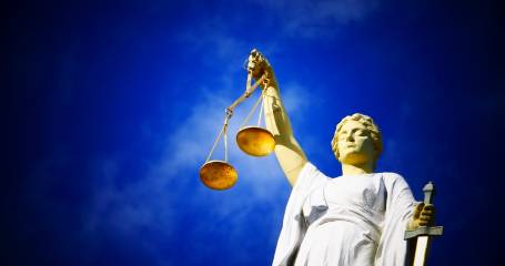 vrouwe justitia tegen blauwe lucht