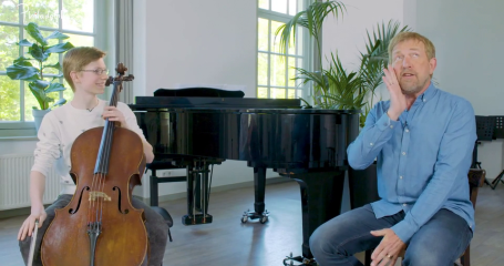 Harm Edens en cellist Thomas zitten voor piano