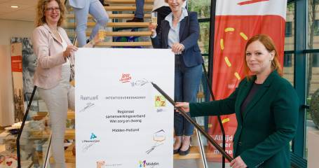 Persmoment ondertekening samenwerkingsovereenkomst Wzd