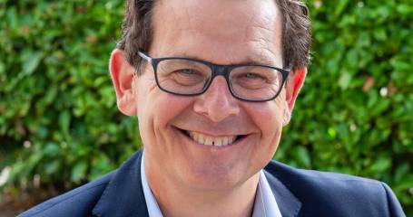 portretfoto van een lachende Rene Mol