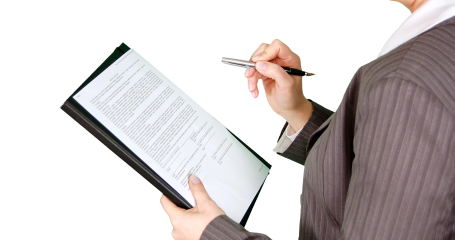 vrouw heeft pen en clipboard in haar hand