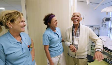 Oude man met twee verpleegkundigen