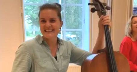 vrouw houd cello vast