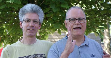 Voorzitter van de cliëntenraad Wim de Jong (links) met zijn broer Gerben