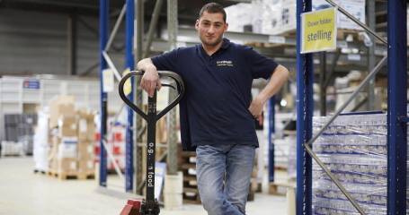 Jongen aan het werk in een magazijn