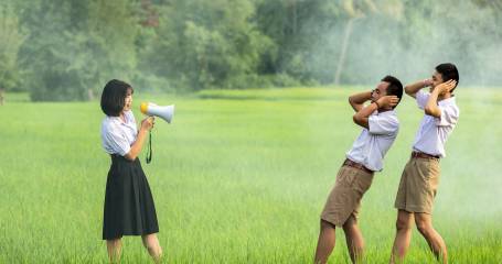 mevrouw met megafoon schreeuwt naar twee jongens