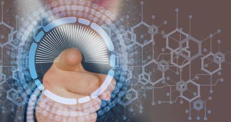 vinger wijst naar glas met patronen erop