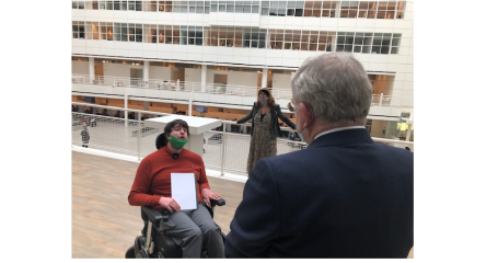 Freek Felet overhandigt rapport Proefstemmen aan Jan van Zanen