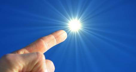 vinger wijst naar de zon