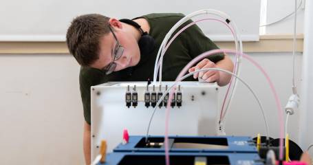 Foto van een deelnemer aan de dagbesteding van het 3D Lab van Philadelphia
