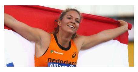 Atlete Marlou van Rhijn houd nederlandse vlag vast en glimlacht