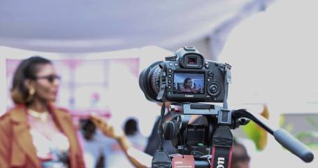 vrouw staat voor camera