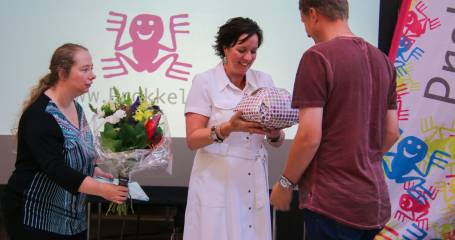 Ellis Jongerius geeft Bloemen en Van Ark geeft cadeau aan de winnaar van de gouden prokkel 2018