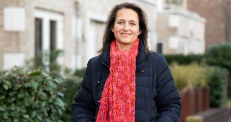 portretfoto Vanessa Olivier-Pijpers die lachend in de camera kijkt terwijl zij buiten staat