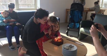 Taart voor een jarige vluchteling bij aankomst