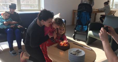 Oekraïense kinderen en ouders vieren verjaardag in een woonkamer