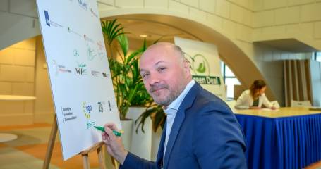 VGN-voorzitter Boris van der Ham ondertekent de Green Deal