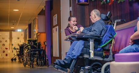 Medewerker en client in contact met elkaar