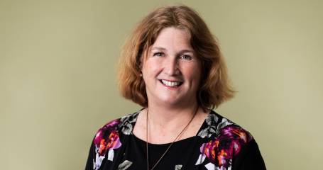 Susanne Bentvelsen kijkt lachend in de camera