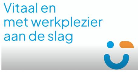 beeld is een knipogende smiley en tekst vitaal en met werkplezier aan de slag
