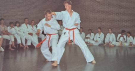 Yorick de Lange in actie tijdens een taekwondo wedstrijd