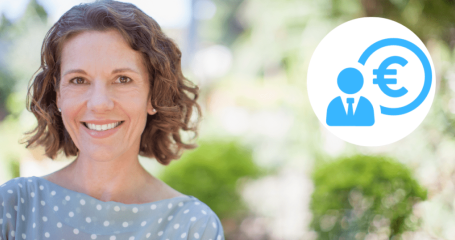 vrouw kijkt lachend in camera en naast haar is een getekend icoon te zien van een mens en een euroteken