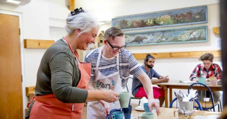 mensen die werken in de bediening