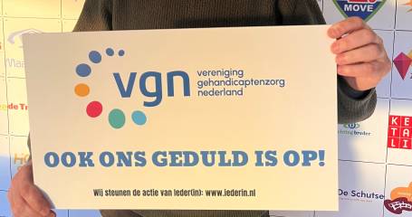 Boris van der Ham met bord 'Ook ons geduld is op!'