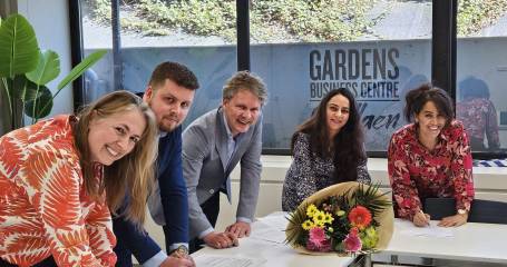 De onderhandelingsdelegaties tekenen het cao-onderhandelingsresultaat