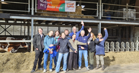 VGN-medewerkers die meedoen aan NL Doet voor een koeienstal